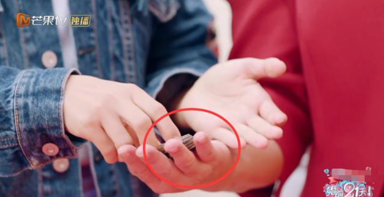 何雯娜出阁酒太寒酸？仅有一桌酒席，何雯娜母