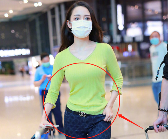 蔡卓宜穿牛油果短裙，谁注意到她的“沙漏腰”？身材丝毫不输吉娜