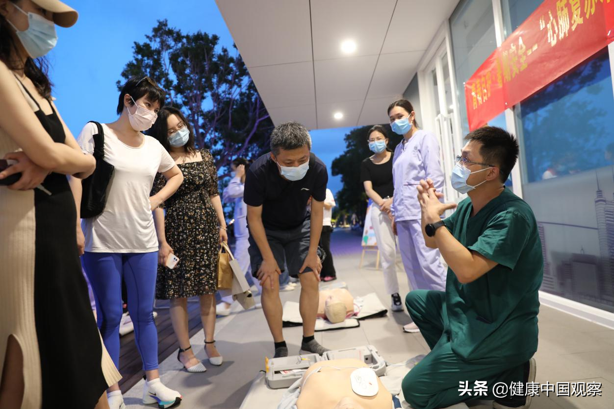 南科大医院公园急救培训 提升暑期安全应急救护能力