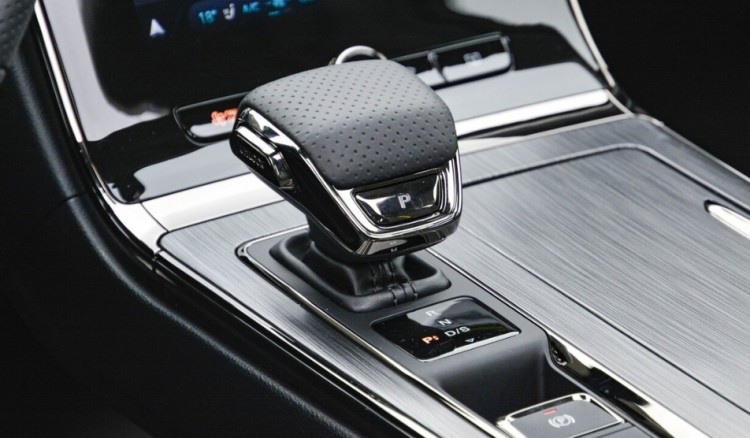 全系配备12.3英寸仪表盘，动力更强，全新荣威RX5 PLUS上市