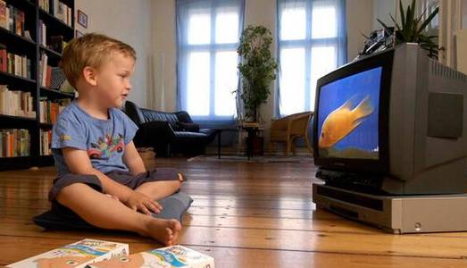 “印刻效应”告诉父母：让孩子过早接触电视，伤害的不仅仅是视力