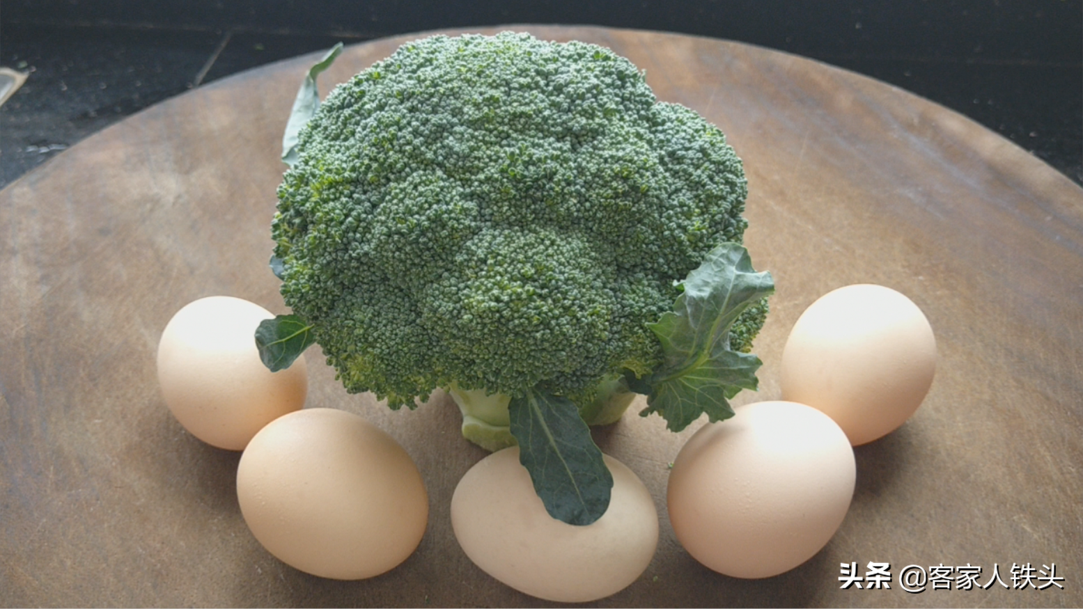 暑假早餐怎么吃？5个鸡蛋1朵西兰花，入锅简单做，营养好吃又便宜