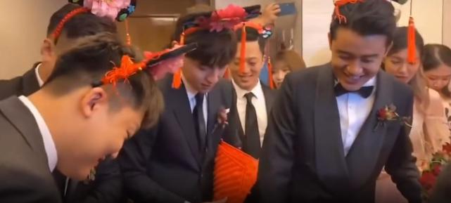 邓伦又当伴郎！穿帅气西装提礼物一路小跑，戴清宫头饰被伴娘捉弄