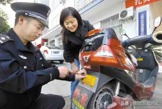 电动车上路,除了戴头盔,还要准备哪些东西?