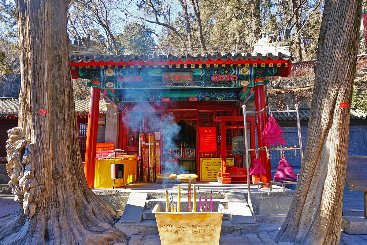 Another park in Beijing is on fire. There are eight ancient temples in the park, no less than Xiangshan, only 27 kilometers away from the city center.