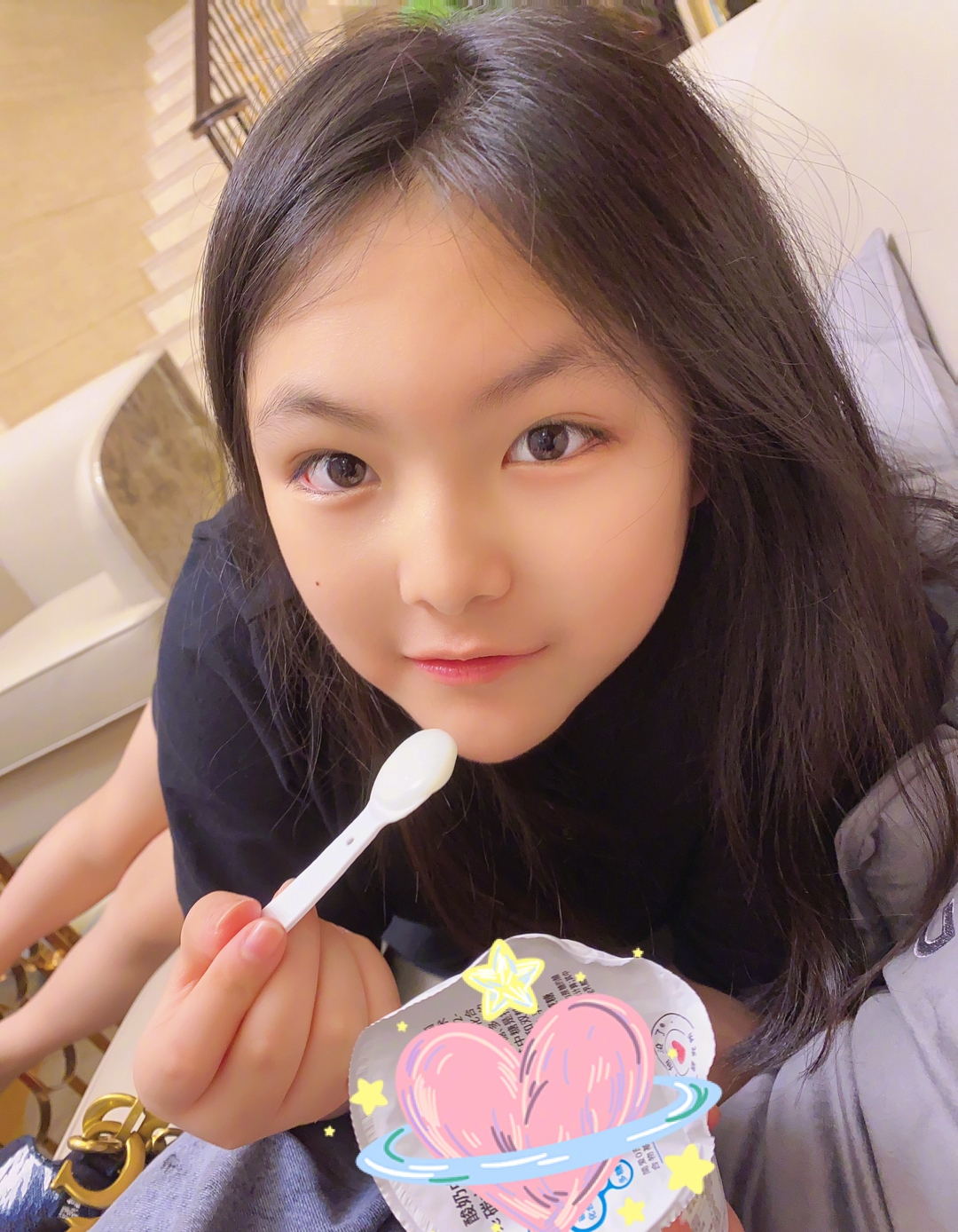 李湘晒女儿吃酸奶，直呼心肝宝贝，王诗龄尖下巴、大长腿抢镜