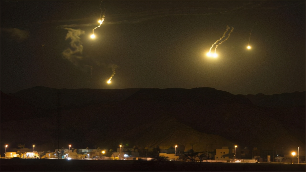 美军遭大规模火箭弹袭击，火光照亮整个机场，8人失去生命