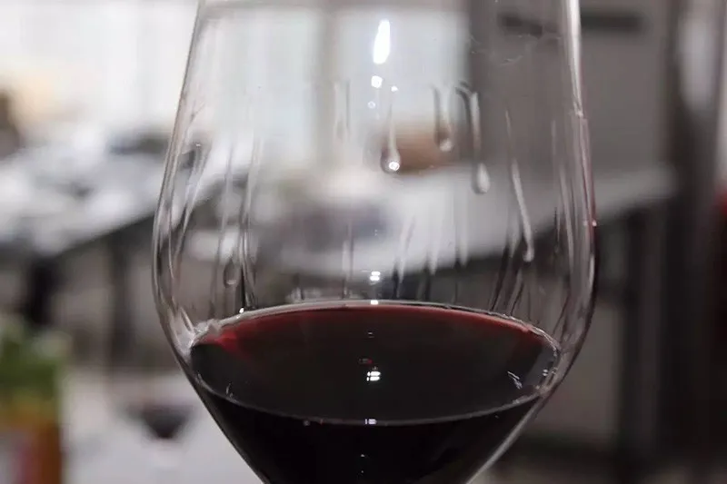 葡萄酒行话：酒腿、酒脚、酒泪和挂杯