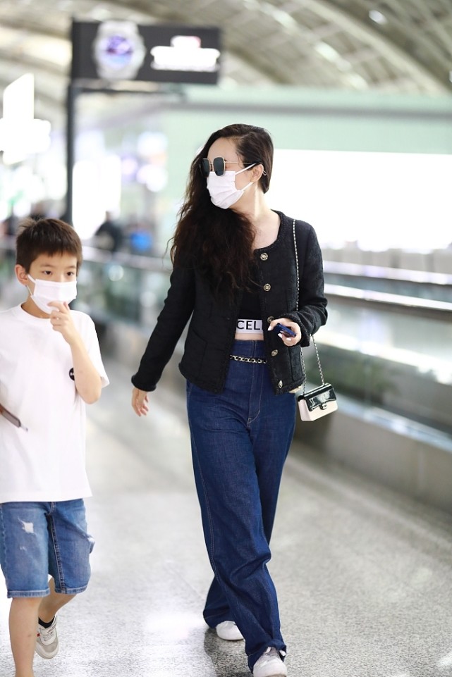 霍思燕带儿子出行，穿露脐装小秀性感，8岁嗯哼身高到妈妈肩膀