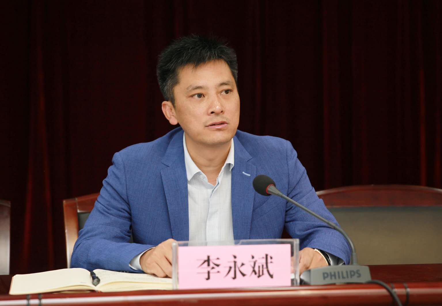 区委宣传部常务副部长,融媒体中心主任李永斌宣读《关于表彰2019年度