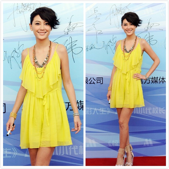 应采儿和陈小春感情真好，参加活动都牵着手，年龄差完全不是问题