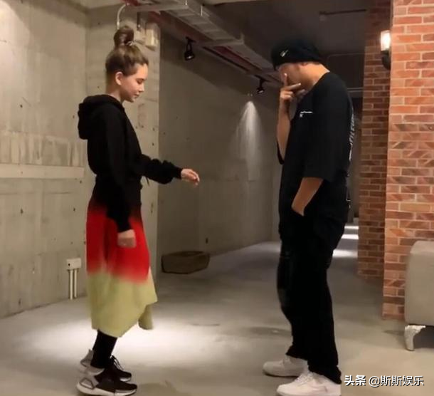 周杰伦昆凌520撒狗粮，跳舞配合默契，花式赞老婆成教科书