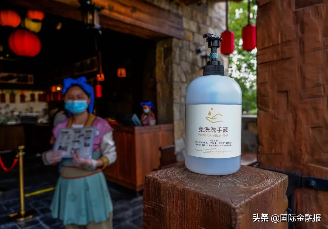 上海迪士尼重新开放首日初体验：隔排就坐玩项