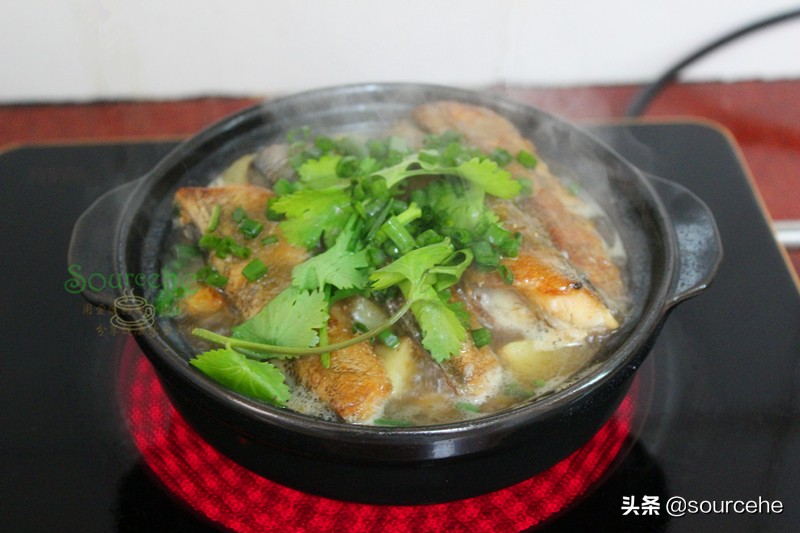 天冷就饞砂鍋煲，魚肉和土豆燉一燉，鮮香味美，熱乎乎很暖胃