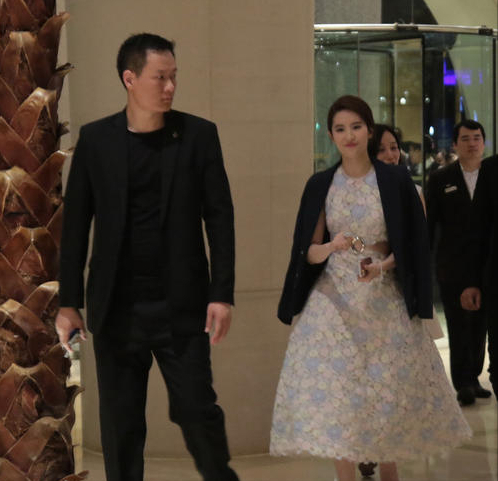 纠缠|被男子拉头发纠缠欧阳娜娜报平安 艺人真的需要保镖吗？