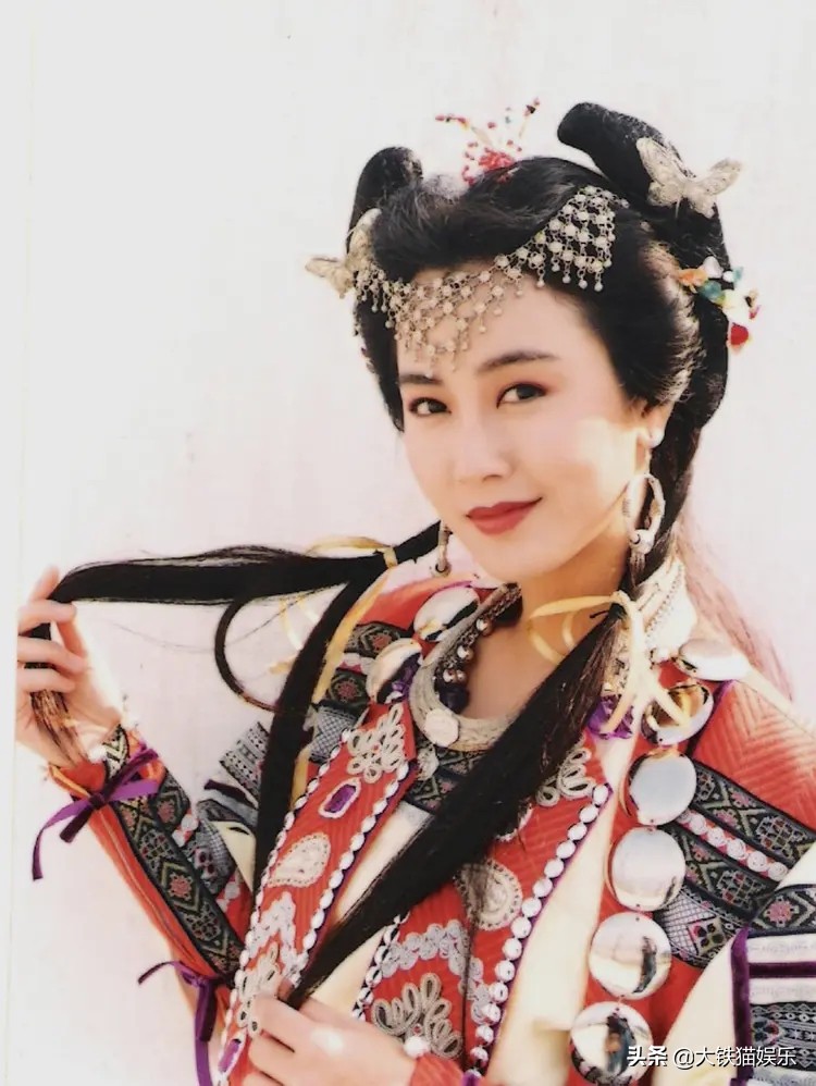 被造型师偏爱的“额饰”，某些剧女演员人均好