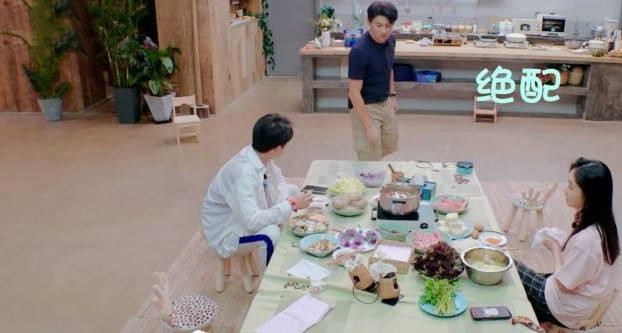 郑爽被比下去了？同框谭松韵毫无偶像包袱，差