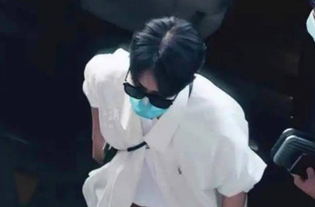 227风波过后：肖战成了“评论家”，工作室改发