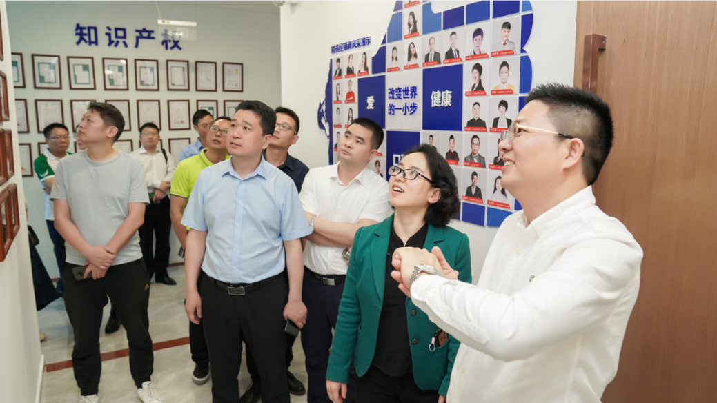 赞！足行健智能按摩鞋，迎来邵阳副市长携招商考察团的参观指导