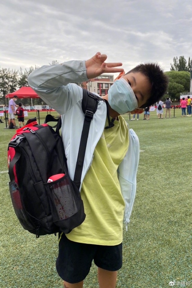 沙溢晒小鱼儿去上学，兴高采烈比剪刀手，口罩定制有名字“尼莫”
