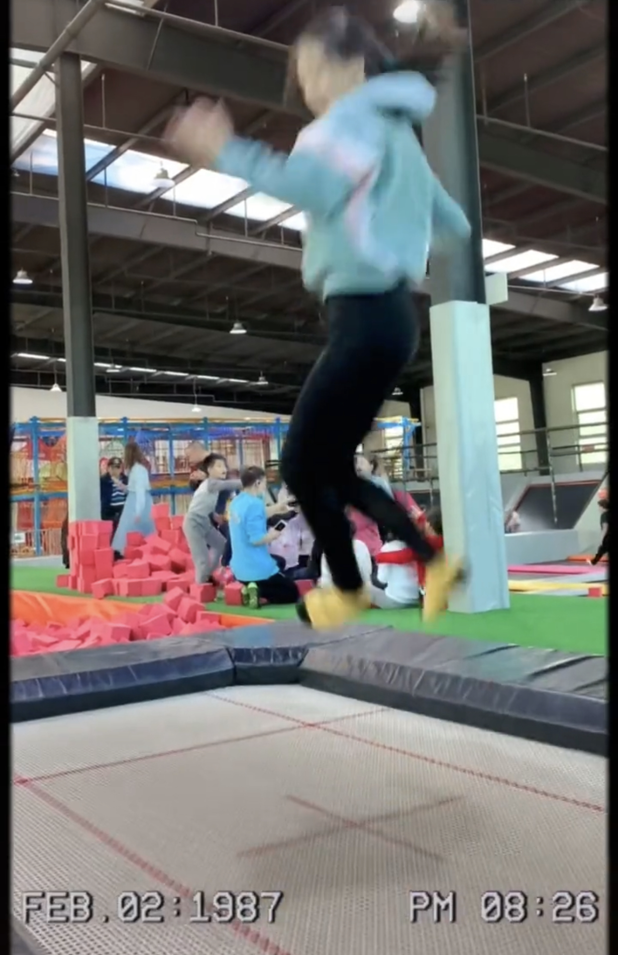 叶一茜晒儿女玩蹦床视频，13岁森碟美丽动人，大长腿十分抢镜