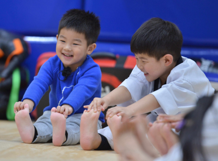 安吉照书养，小鱼儿照猪养，6年过去了，两兄弟的差距一目了然