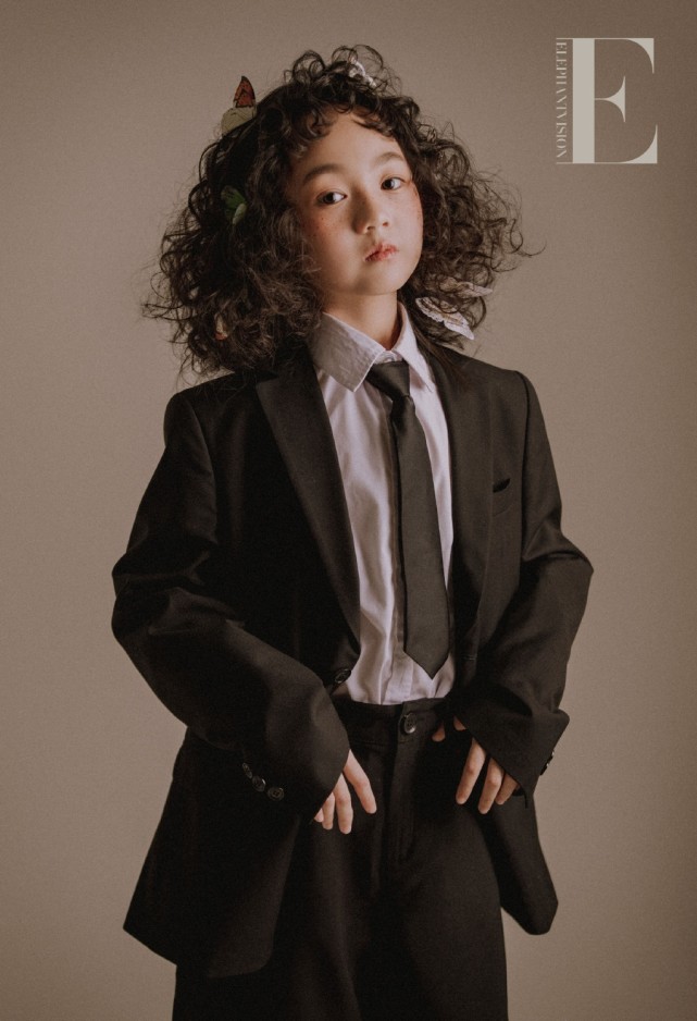 小山竹最新寫真，一改俏皮可愛模樣，燙了頭髮換了新妝容太驚艷