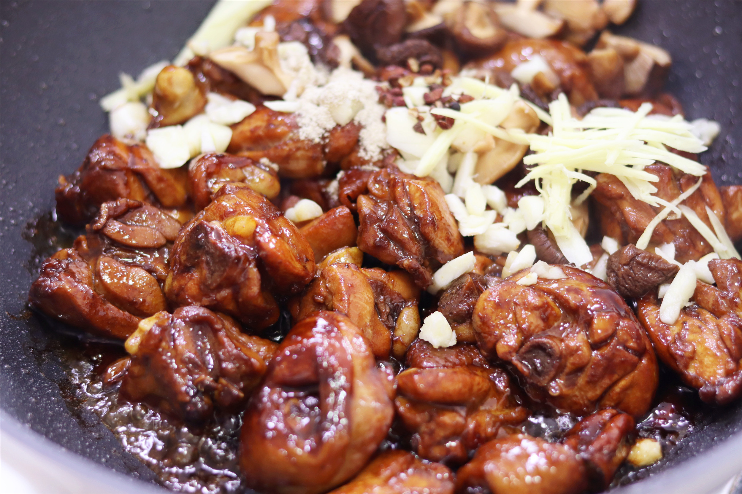 To cook yellow braised chicken rice, the restaurant chef teaches you one trick. When done right, the soup is fragrant and the chicken is tender
