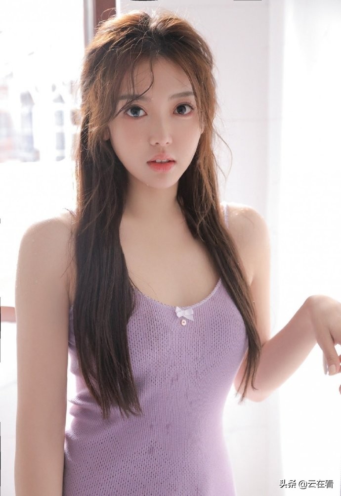 可爱美女穿紫色裙迷人美照欣赏，真好看图片