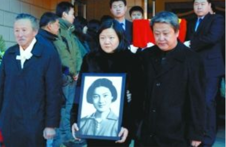 章含之为乔冠华守寡25年，写了4本书怀念他，为何不愿与他合葬？