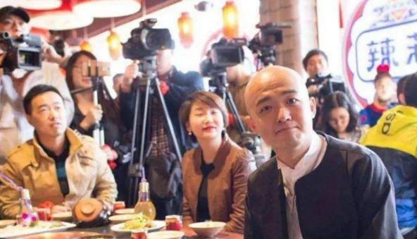 拍烂片还耍大牌，火锅店被爆卖假货，网友：回家好好带孩子吧