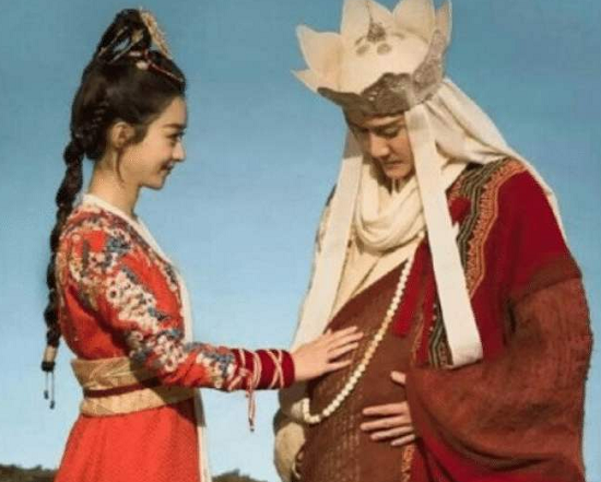 赵丽颖和冯绍峰真实感情：看看赵丽颖下车的时