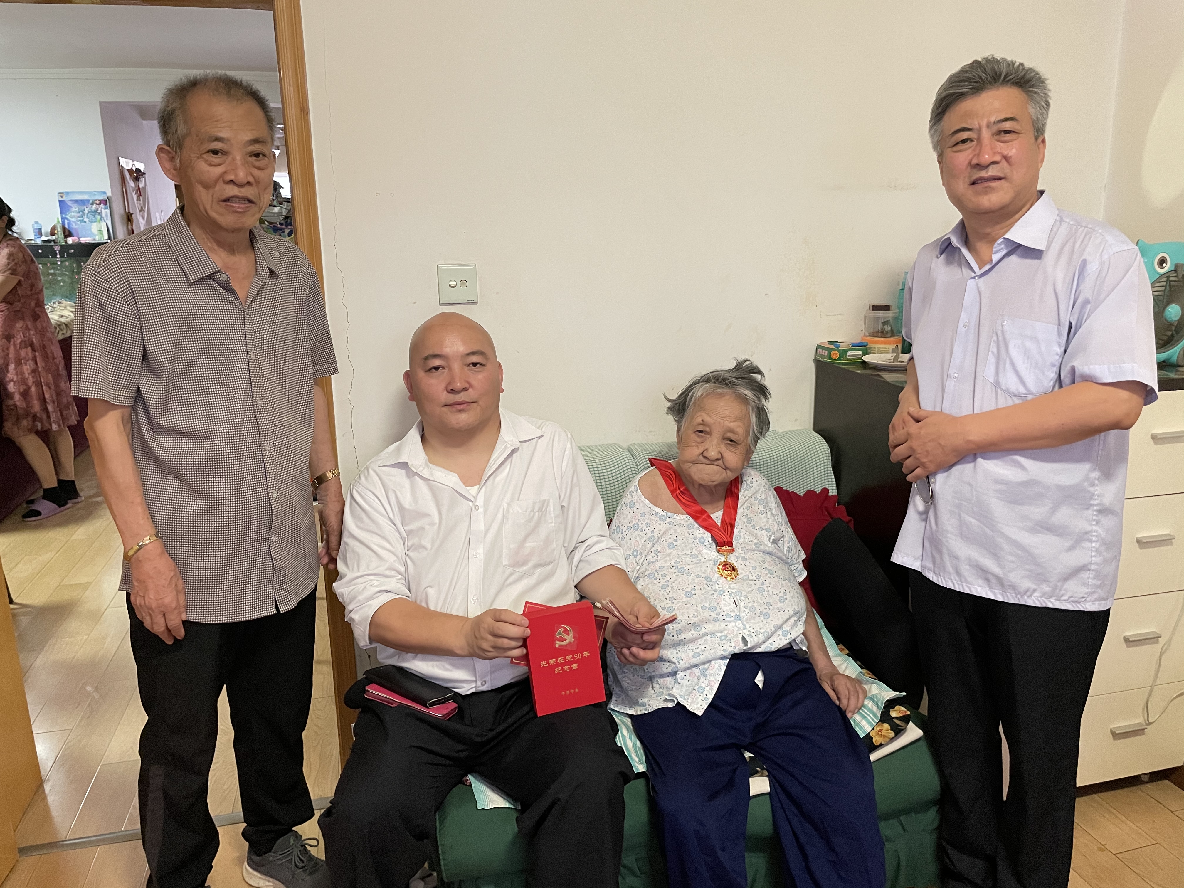七一前民營企業少華集團高董、譚又鋮等愛心人士看望抗戰老兵
