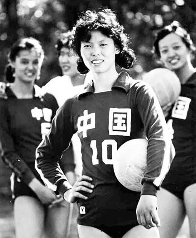中国女排五连冠功臣，退役后因病去世，骨灰中