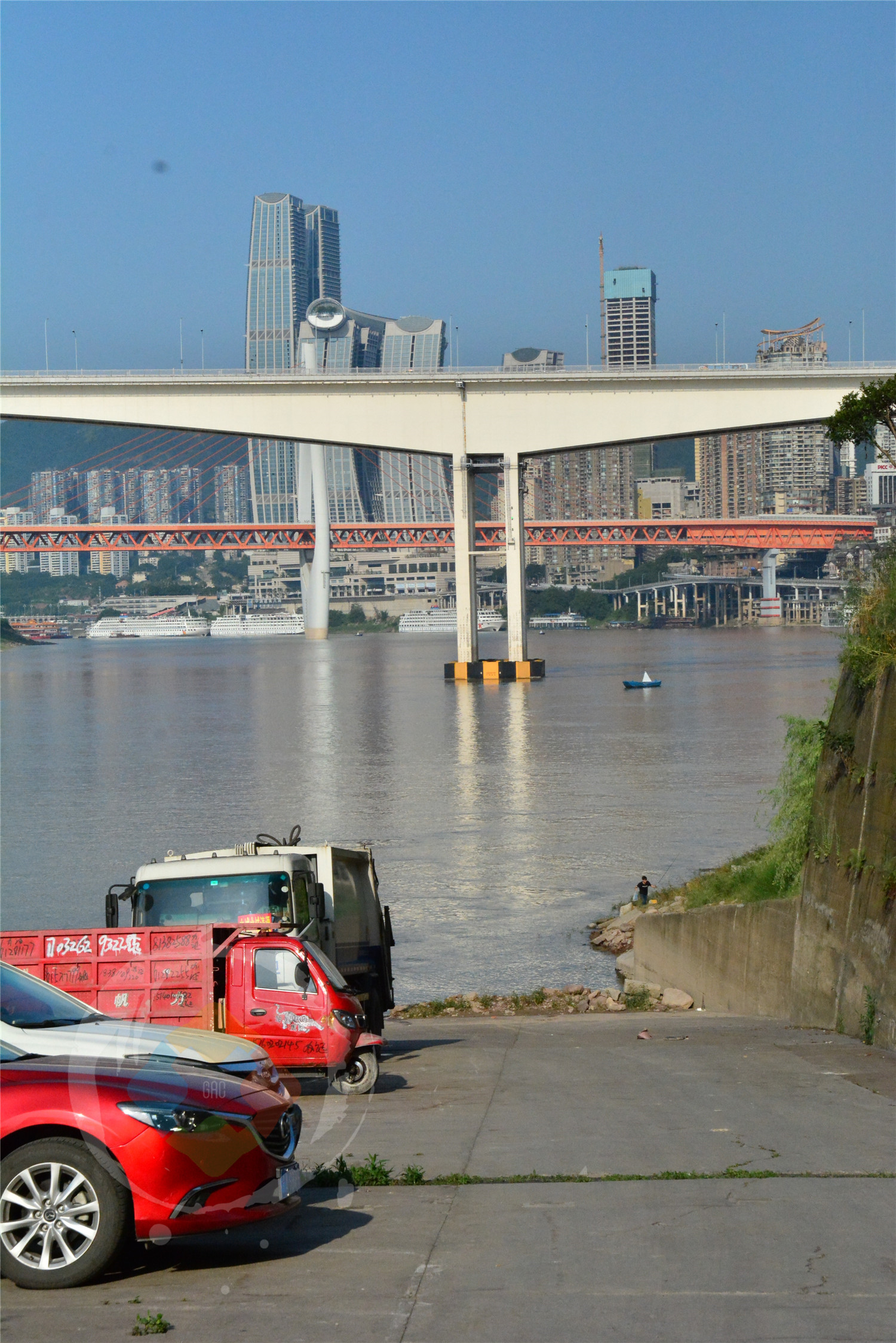 抬头能见轻轨，低头可以戏江水，快乐与危险并存的重庆大溪沟码头