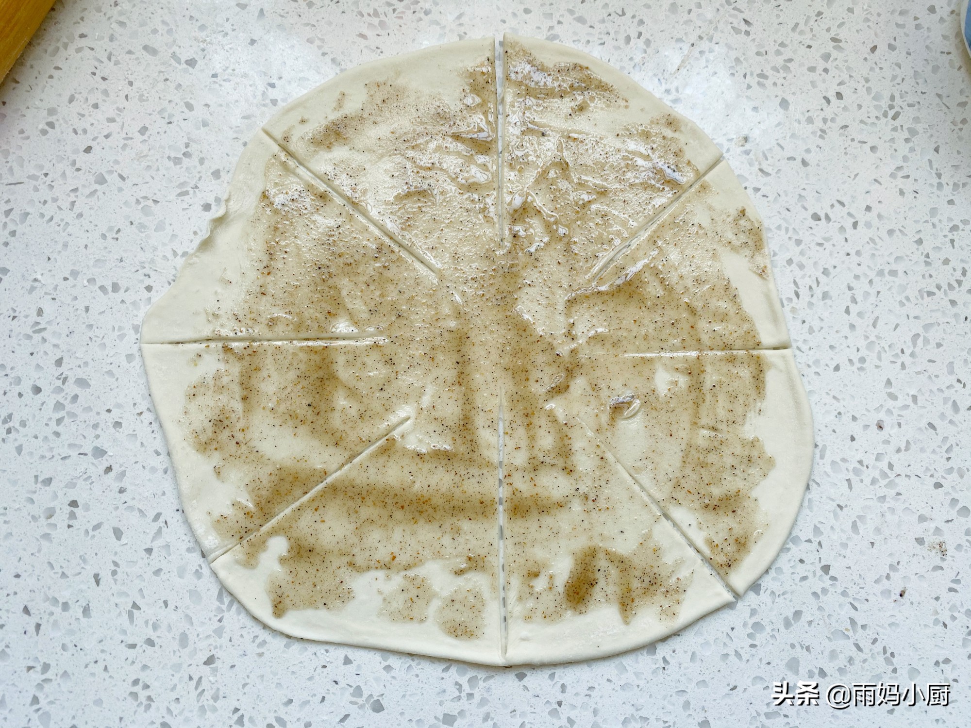 教你椒鹽油餅家常做法，外酥里香層次分明，咬一口香酥掉渣