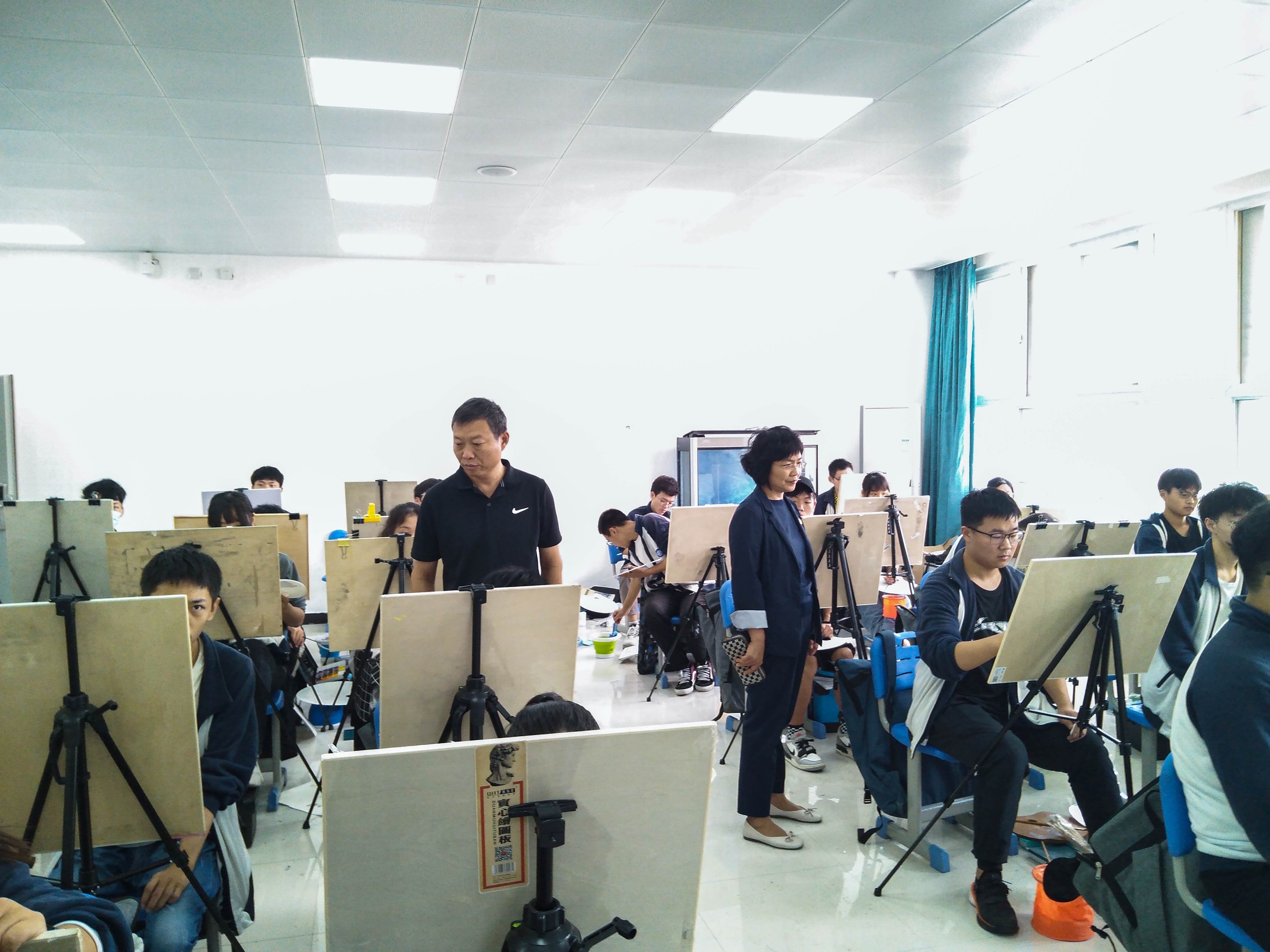 一起置身于大自然，用画笔描绘山川。郑州市信息技术学校秋季写生