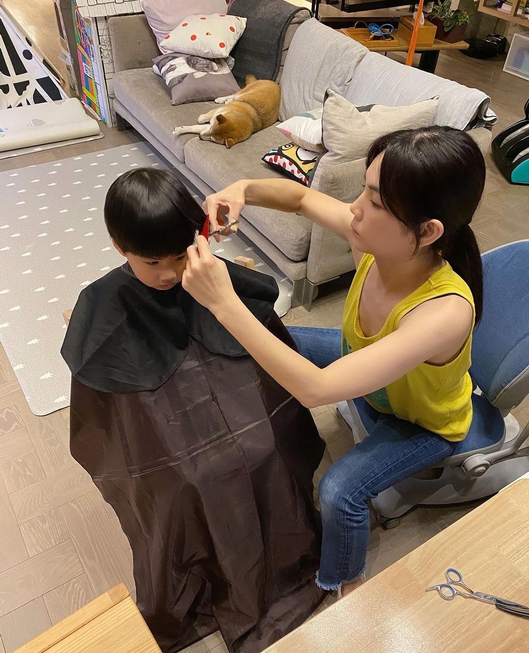 Ella亲自操刀给儿子理发，意外曝光豪宅内景，拥挤但很温馨