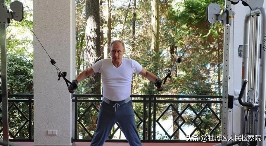 零下20℃，68岁普京光身跃入冰窟，向世界传达了