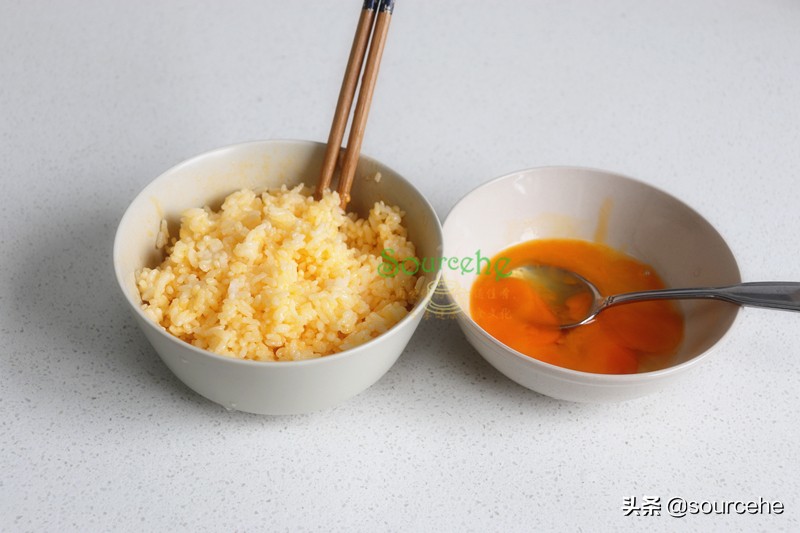蛋炒飯時多加一步，米飯變金黃色，粒粒分明潤而不膩，出奇美味