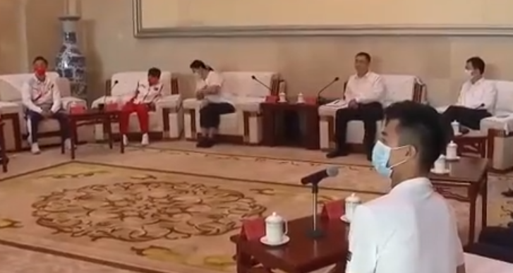 全红婵首度现身！领导接见时愣神，全场瞩目焦点，合影绝对C位