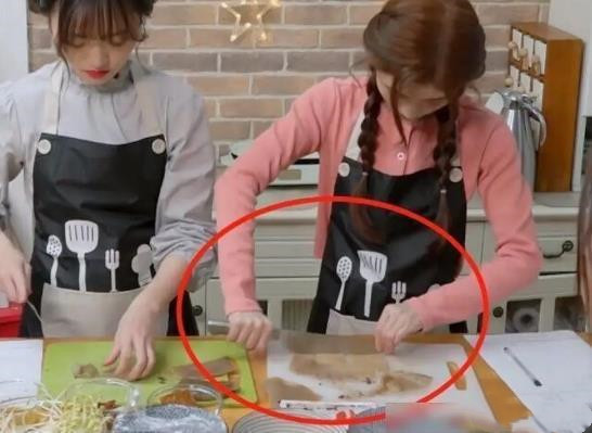 鞠婧祎有多装？上综艺节目笑都不敢笑，网友：