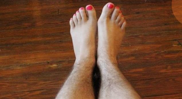 为什么有的男生腿毛浓密，有的却光秃秃的？医