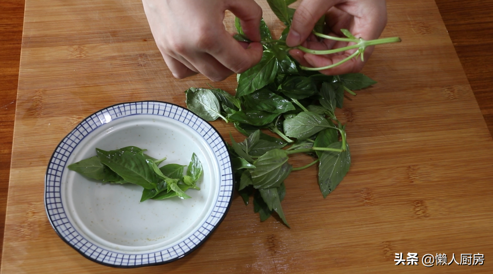 炸鸡裹面包糠不好吃，试试我这种做法，外酥里嫩，配九层塔吃着香