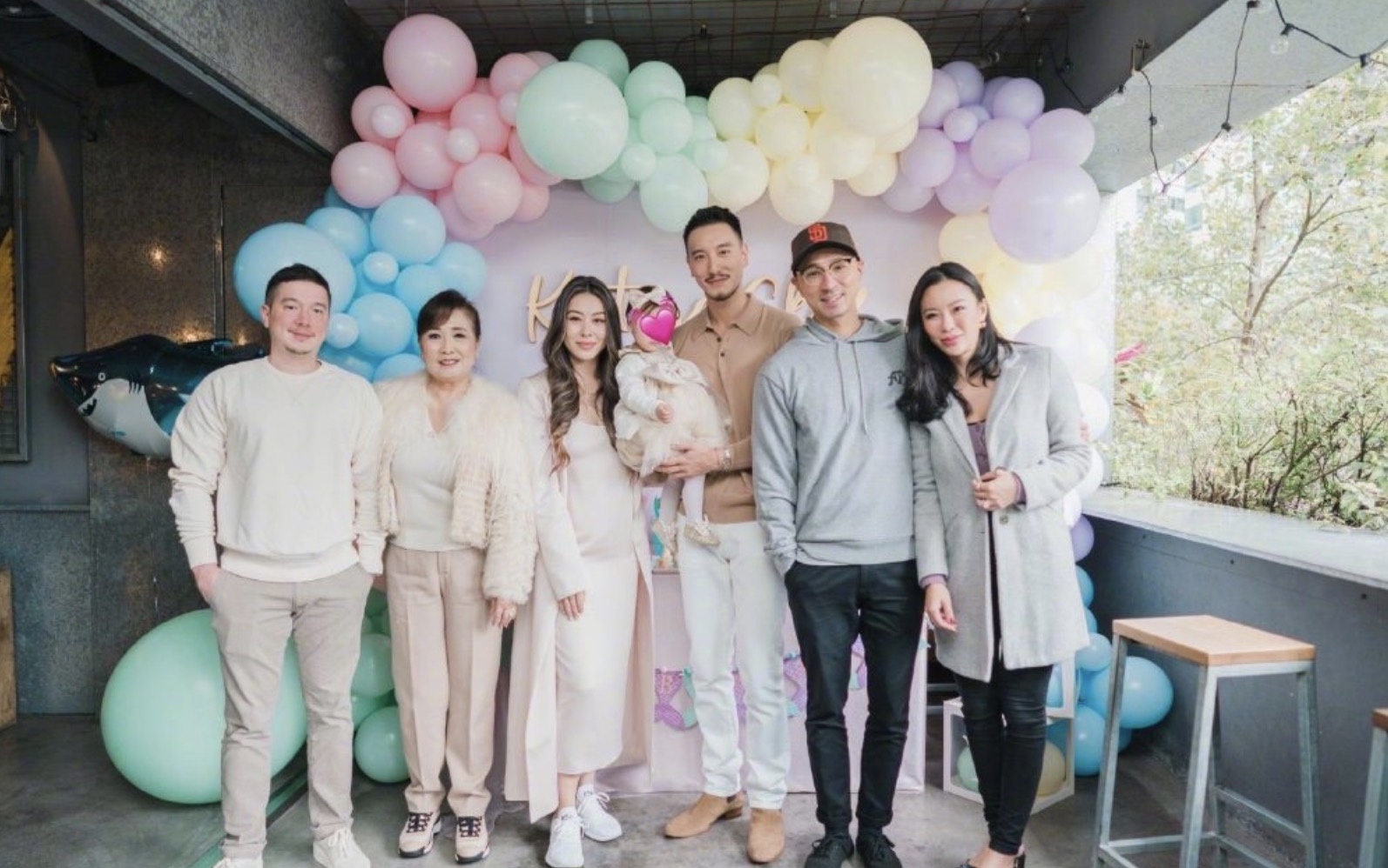 王阳明晒照为1岁女儿庆生，透露孩子大名，担心她将来被男生追求