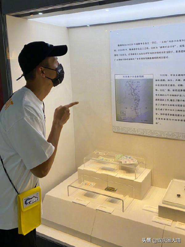 陈伟霆称自己是家里最丑的，以为开玩笑，看见妈妈：姜还是老的辣
