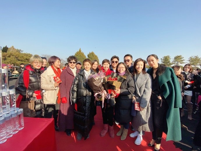 马伊琍刘天佐举止亲密，刘天佐发文回应：这是《安静》的杀青现场