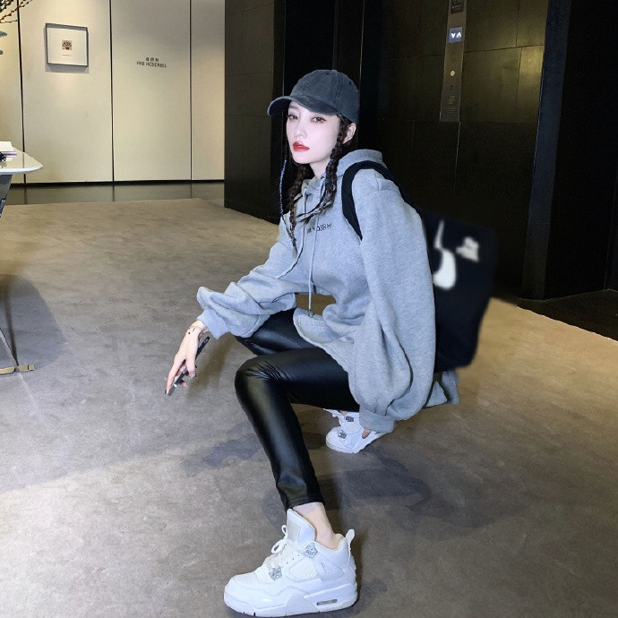 李小璐街拍真瘦，卫衣里套衬衫也不臃肿，看身