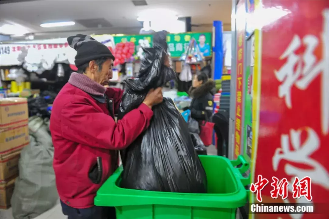 保洁员大爷30年资助40余贫困学子,为做慈善卖掉自家住房