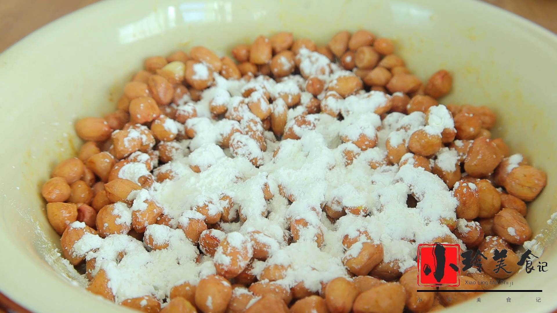 花生不油炸了，打入2個雞蛋，筷子一攪，咬一口嘎嘣脆，好吃上癮